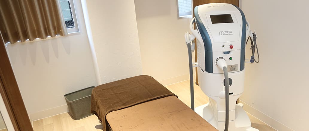 クリニックの診療ベッドと美容機器